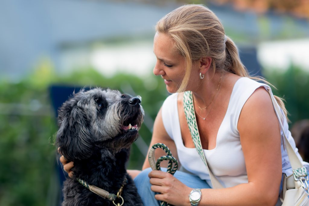 Hundetrainerin Britta Brovot mit Hund